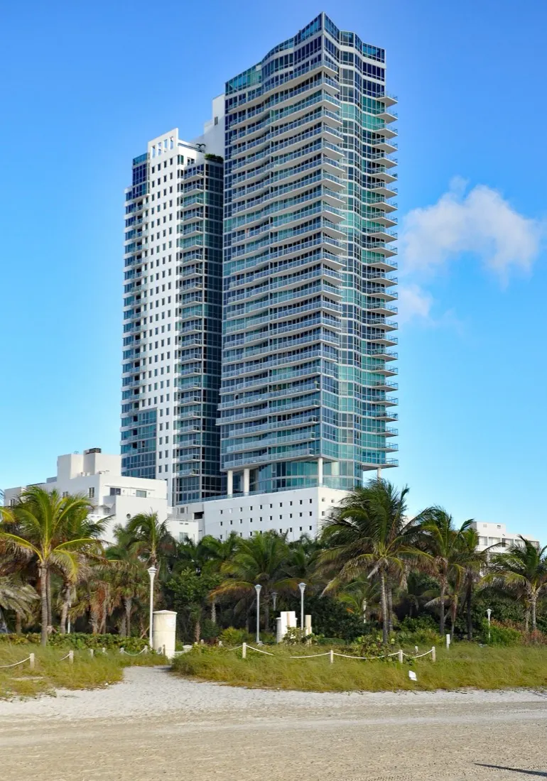 Torre de apartamentos en venta frente al mar en Miami Beach, Florida